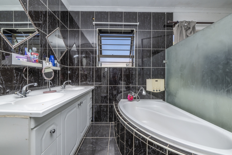 3 Bedroom Property for Sale in Protea Heights Western Cape